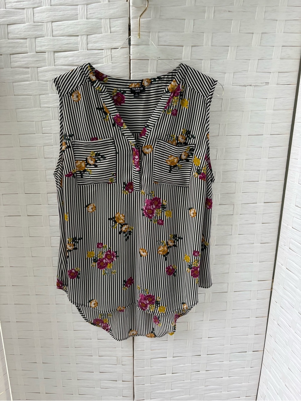 torrid Size L Black & White Striped Floral V-Neck Sleeveless Top Layering Career